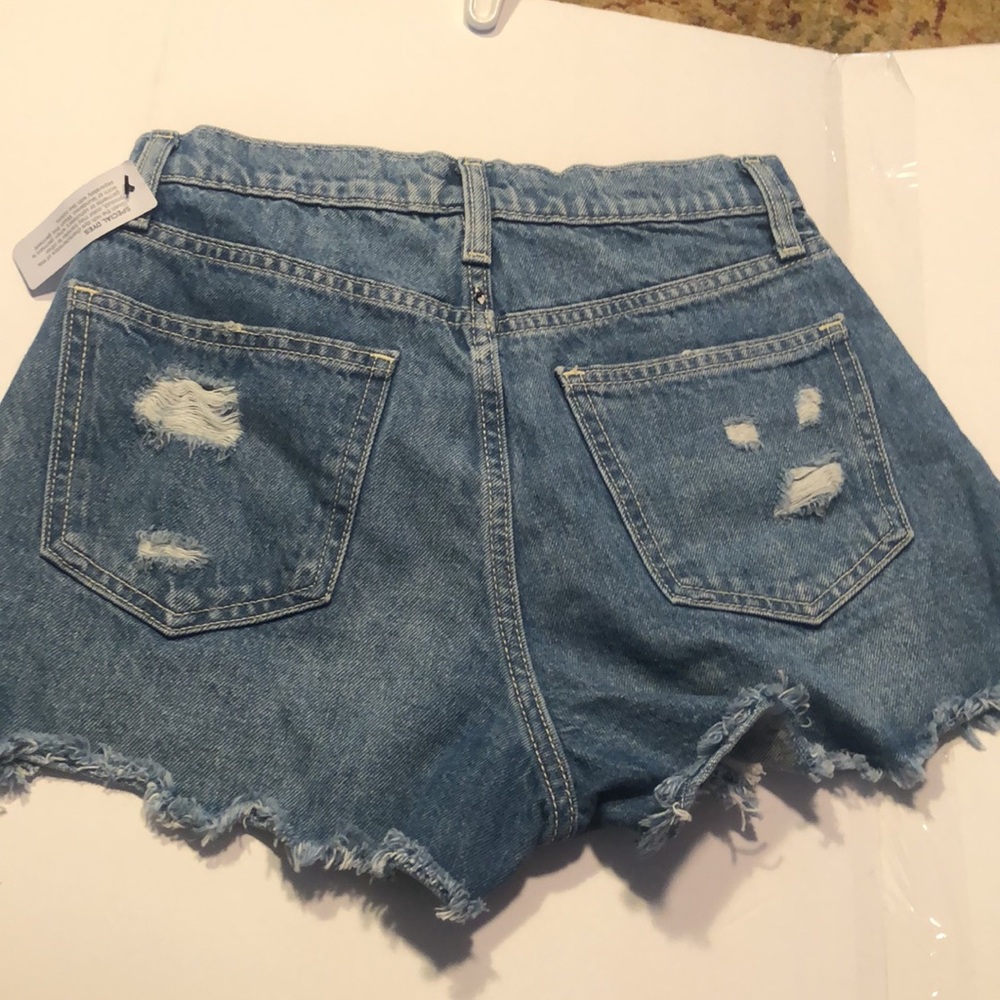 Woman’s distressed hi-rise shorts - Picture 8 of 9